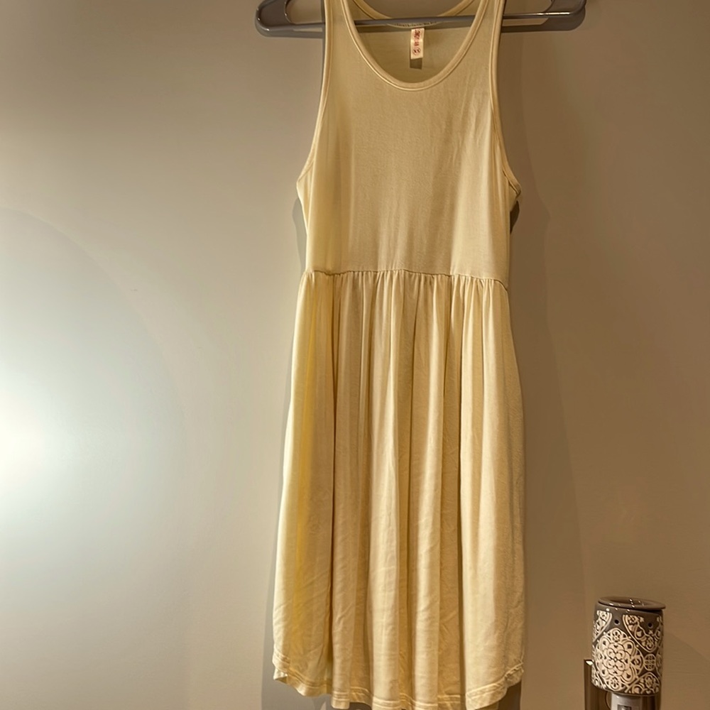 a yellow longyuan dress